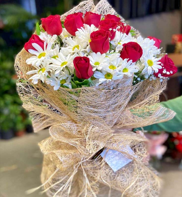 Güllerin ve papatyaların muhteşem zarifliği