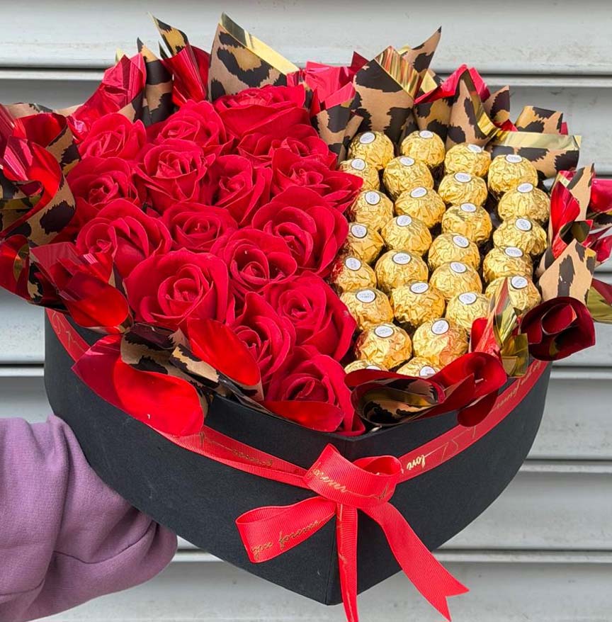 Kalp Kutuda Gül ve Çikolata