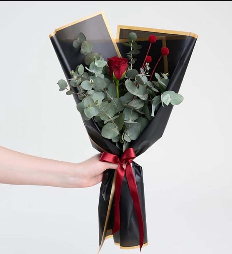 Siyah Bukette Kırmızı Tek Gül ve Kırmızı Craspedia